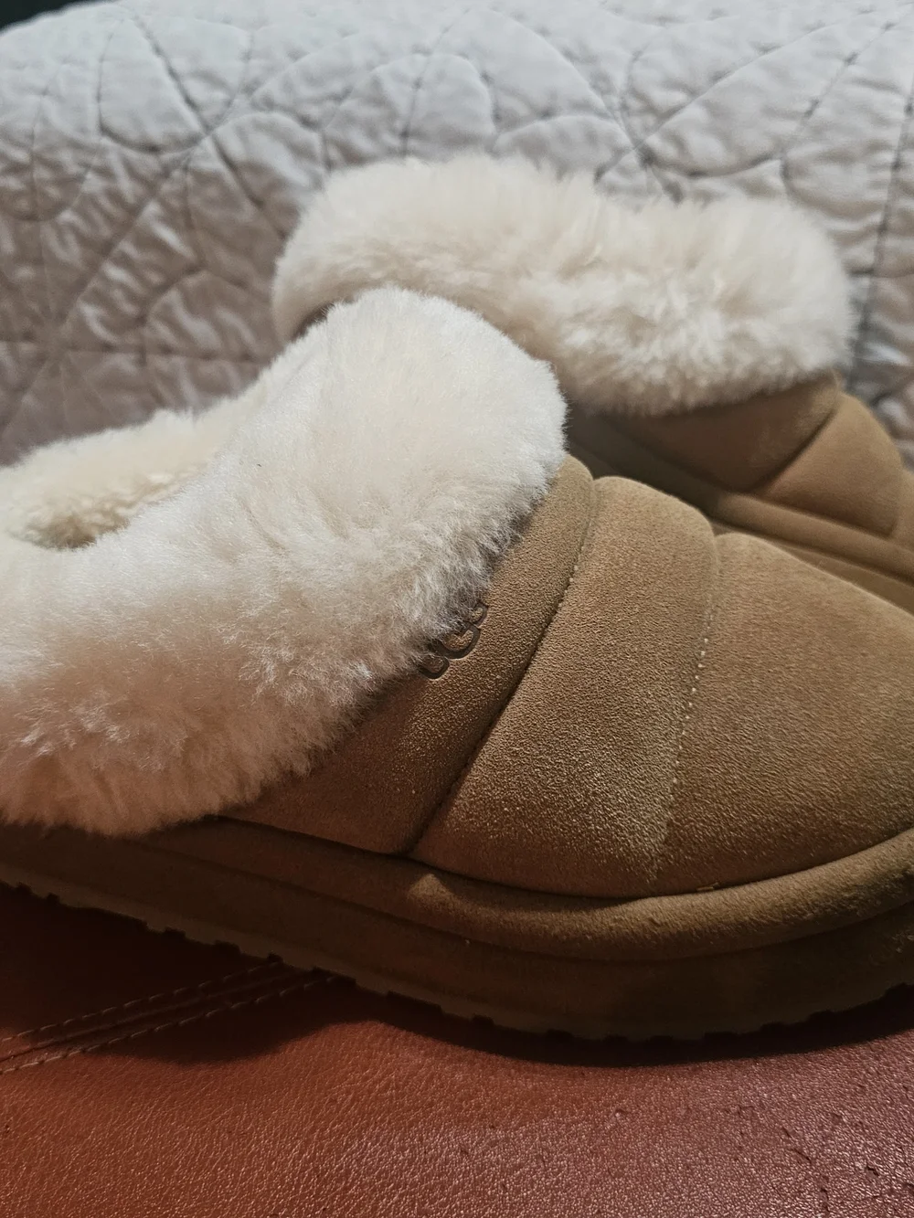 UGG Tazzlita platform slippers in chestnut suede feature a plush Size 4 Youth